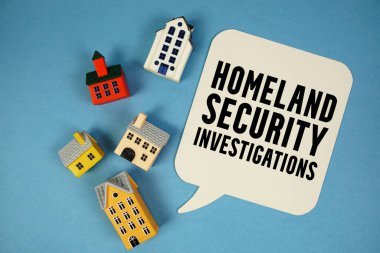 HSI İç Güvenlik Soruşturmaları mavi arka planda ev modelleri içeren metin