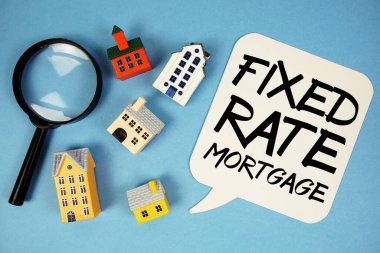 Mavi arkaplanda ev modelleriyle sabitlenmiş İpotek metni