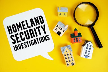 HSI İç Güvenlik Soruşturmaları, ev modelleri ve sarı arka planda büyüteç içeren metin