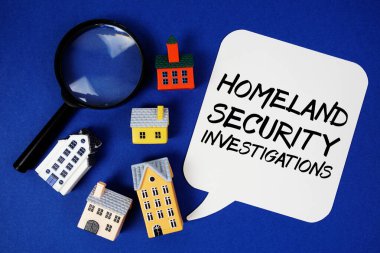 İç Güvenlik soruşturmaları ev modelleri ve mavi arka planda büyüteç içeren metin