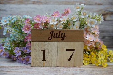 Tahta Takvim 17 Temmuz 'u gösteriyor. 17 Temmuz ayı.