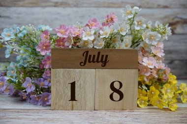 Ahşap Takvim 18 Temmuz 'u gösteriyor. 18 Temmuz Ayının Günü