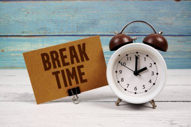 Tahta zemin üzerinde alarmlı saat yazılı kağıt kart üzerine mola zamanı metni