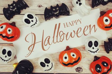 Turuncu arkaplandaki element dekorasyonlu Cadılar Bayramı metni