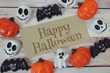 Turuncu arkaplandaki element dekorasyonlu Cadılar Bayramı metni