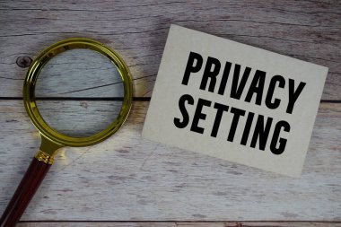 Gizlilik Yazısı Büyüteçle kağıda ayarlanıyor