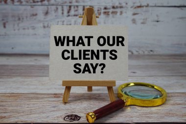 Müşterilerimiz ne diyor? Büyüteçle kağıda yazılmış metin