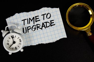 Kağıda yazılan metni büyüteç ve alarmlı saat ile güncelleme zamanı