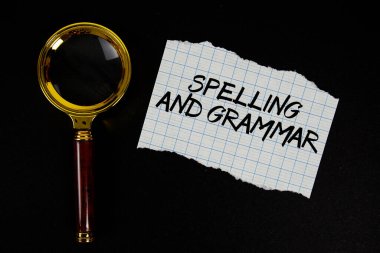 Büyüteçle kağıda yazılmış imla ve dil bilgisi metni