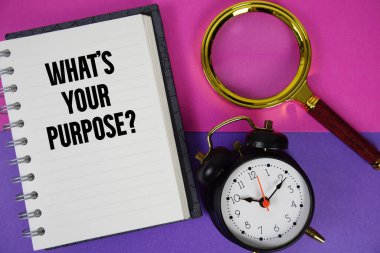 Amacın ne? Defter kağıdına büyüteç ve alarm saati ile yazılmış metin