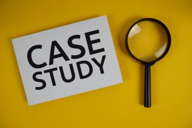 Sarı zemin üzerinde büyüteç düzlüğü olan vaka inceleme mektupları