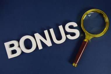 Mavi zemin üzerinde büyüteç düz yatıyordu bonus harfler