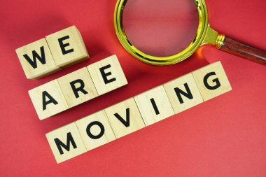 Kırmızı arka planda duran büyüteçle alfabe harflerini oynatıyoruz.