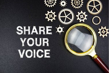 Sesli mesajınızı siyah arkaplanda büyüteçle paylaşın