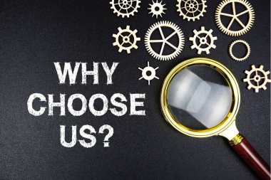 Neden bizi seçtin? Siyah arkaplanda büyüteç bulunan metin mesajı