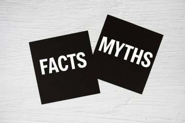 Somut arkaplandaki yapışkan notta gerçeklere karşı Myths metin iletisi