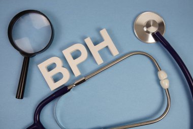 Steteskoplu BPH Benign Prostatic Hyperplasia metin ve mavi zemin üzerinde büyüteç