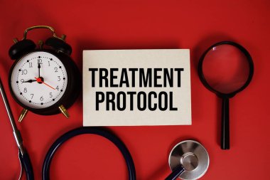 Kağıt üzerinde steteskop, alarm saati ve kırmızı arkaplanda büyüteç ile yazılmış tedavi protokolü metni