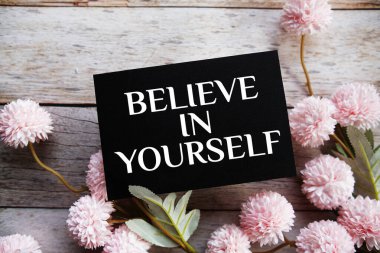 Wooen arka planda çiçek buketi desenli kendine inan