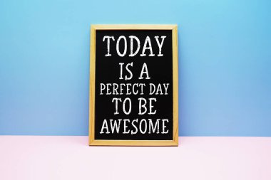 Bugün muhteşem bir mesaj olmak için mükemmel bir gün ilham verici ve motive edici alıntılar