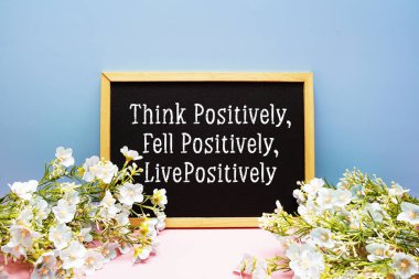 Olumlu düşün, Fell Pozitif, Canlı Olumlu metin mesajı pembe ve mavi arkaplanda çiçek desenli