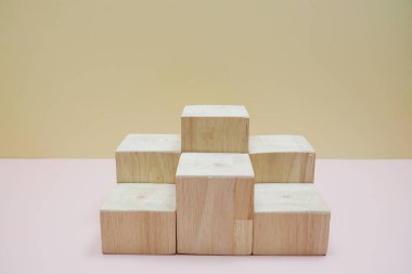 Sarı ve pembe arka planda ahşap kürsü