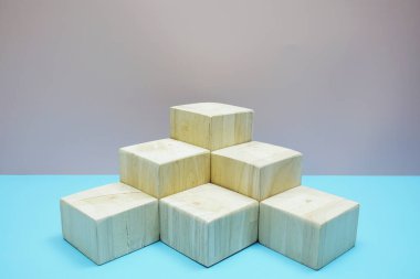 Ahşap kürsü, pembe ve mavi arka planda sergilenecek.