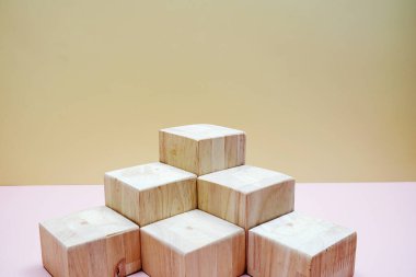 Sarı ve pembe arka planda ahşap kürsü