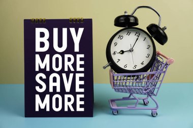 Mini tramvay alışveriş arabası ve sarı ve mavi arka planda çalar saat alın.