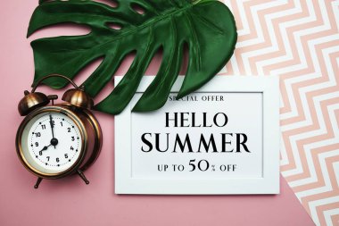 Merhaba Yaz İndirimi% 50 indirimli çalar saat ve pembe arka planda canavar yeşili yaprak