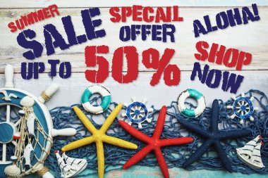 Yaz indirimi% 50 indirimli ve ahşap arka planda yaz dekorasyonu var.