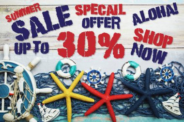 Yaz indirimi% 30 indirimli ve ahşap arka planda yaz dekorasyonu var.