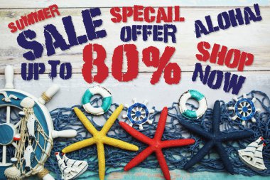 Yaz indirimi% 80 indirimli, ahşap arka planda deniz ve yaz dekorasyonu var.