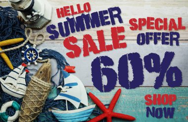 Yaz indirimi% 60 indirimli ve ahşap arka planda yaz dekorasyonu var.