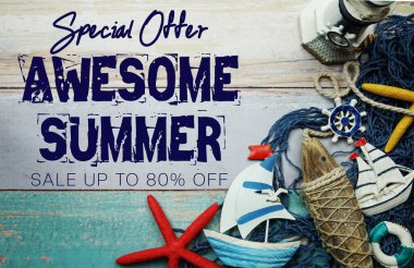 Yaz indirimi% 80 indirimli, ahşap arka planda deniz ve yaz dekorasyonu var.