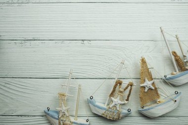 Ahşap arka planda uzay kopyası olan bir yelkenli model dekorasyonu