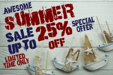 Yaz indirimi% 25 indirimli ve ahşap arka planda yaz dekorasyonu var.