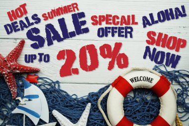 Yaz indirimi% 20 indirimli ve ahşap arka planda yaz dekorasyonu var.