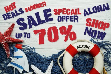 Yaz indirimi% 70 indirimli ve ahşap arka planda yaz dekorasyonu var.