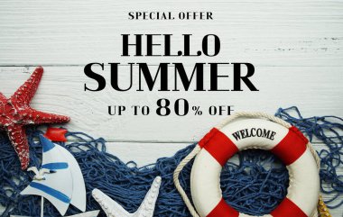 Yaz indirimi% 80 indirimli, ahşap arka planda deniz ve yaz dekorasyonu var.