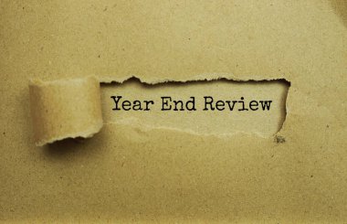 Yıl sonu İnceleme iletisi yırtık kağıt arkaplan üzerine yazılmış