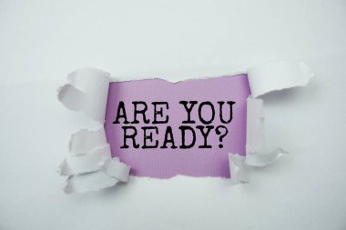 Hazır mısın? Yırtık kağıt arkaplanlı mor kağıda yazılmış mesaj