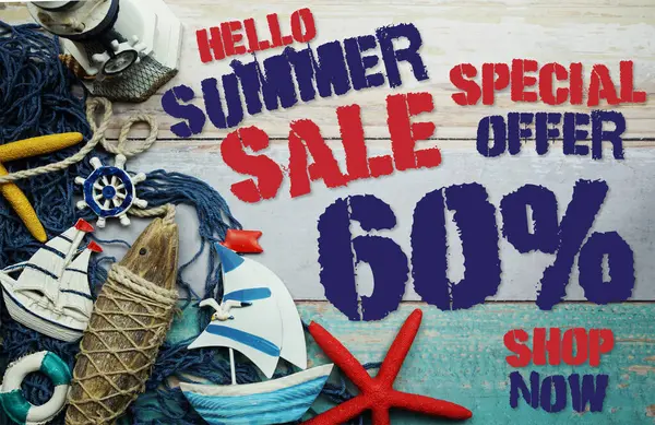 Yaz indirimi% 60 indirimli ve ahşap arka planda yaz dekorasyonu var.