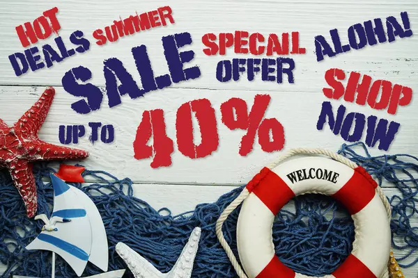 Yaz indirimi% 40 indirimli ve ahşap arka planda yaz dekorasyonu var.