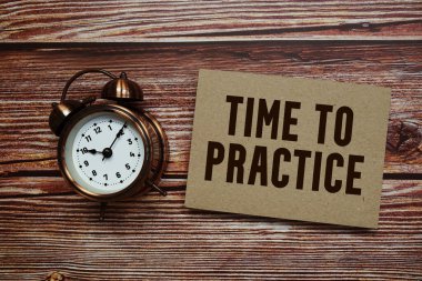 Ahşap arkaplanda çalar saat ile metni uygulama zamanı