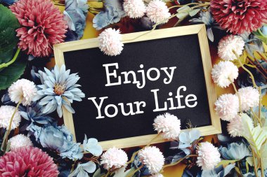 Sarı arkaplanda çiçek desenli Lifey metninin tadını çıkar.