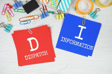 DI - Bilgi metnini somut arkaplan üzerine kırtasiye ile birlikte gönder