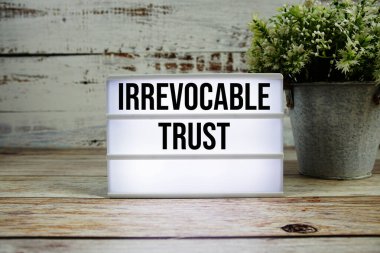 Ahşap zemin üzerinde alarm saati olan ışık kutusunun üzerinde geri çevrilemez güven metni