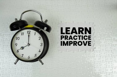 Beyaz arkaplanda alarm saati ile metni geliştir