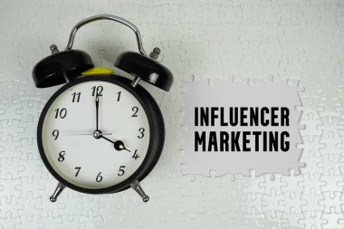 Beyaz arkaplanda alarm saati olan etkili pazarlama metni